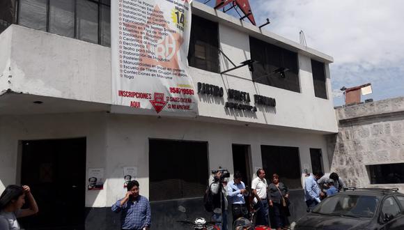Simpatizantes llegan a la Casa del Pueblo en Arequipa. (Foto: Zenaida Condori)