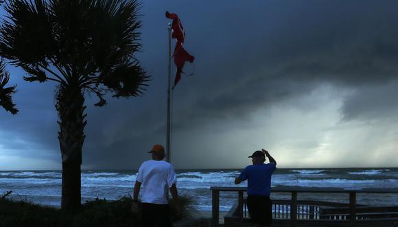 Dos hombres observan una tormenta provocada por el huracán Dorian que se acerca a Ormond Beach, Florida. (Mark Wilson / Getty Images / AFP).