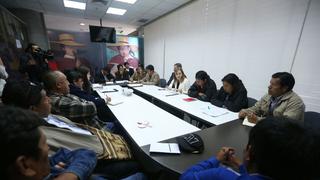 Ministra Martens recibe a maestros en huelga que llegaron a Lima
