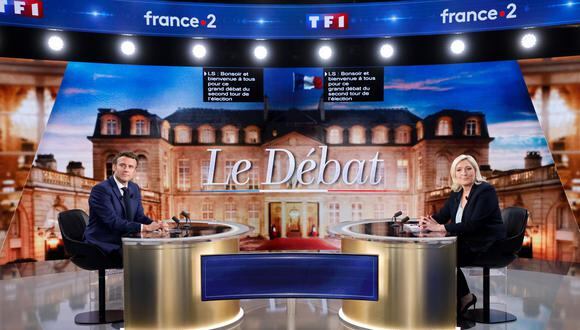 El presidente de Francia y candidato del partido La Republique en Marche (LREM), Emmanuel Macron, y la candidata presidencial del partido de extrema derecha Rassemblement National (RN) Marine Le Pen, posan antes del debate. (EFE/EPA/LUDOVIC MARIN).