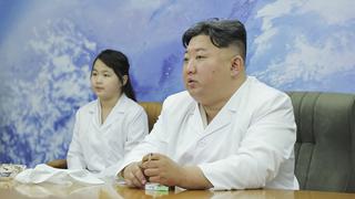 Kim Jong-un inspeccionó satélite espía, que está “listo para ser equipado” en un cohete