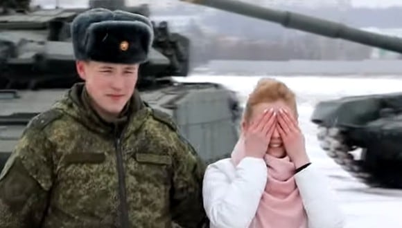 Un militar ruso sorprendió a su novia al pedirle matrimonio formando un corazón gigante con 16 tanques de guerra | Foto: Captura de video RT en español