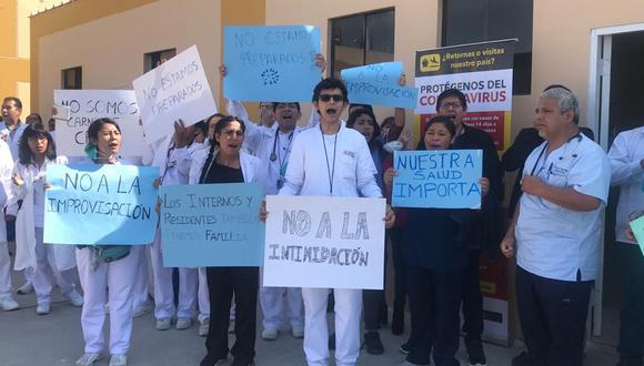 Trabajadores protestaron en el frontis del hospital Goyeneche. (Foto: Zenaida Condori)