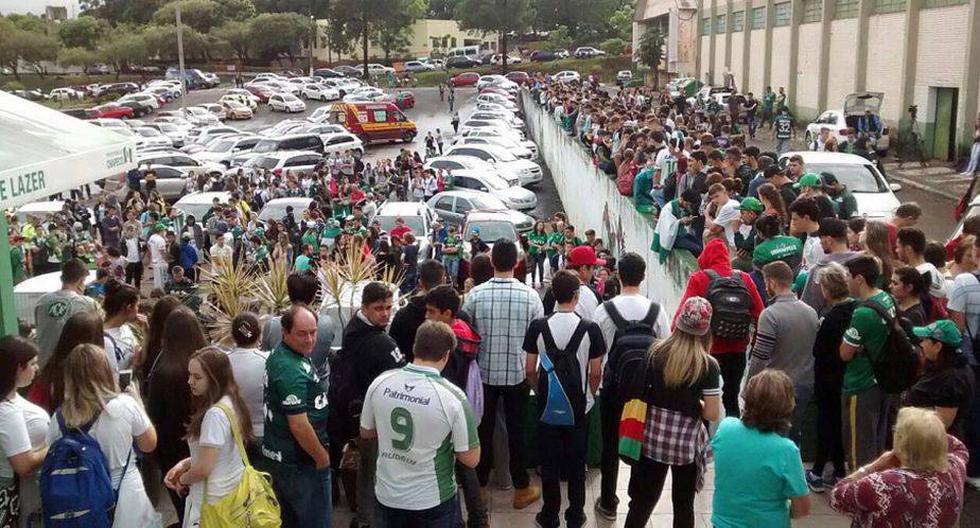 Aficionados del club Chapecoense llegaron hasta la sede del club en Brasil consternados por la tragedia. (Foto: EFE)