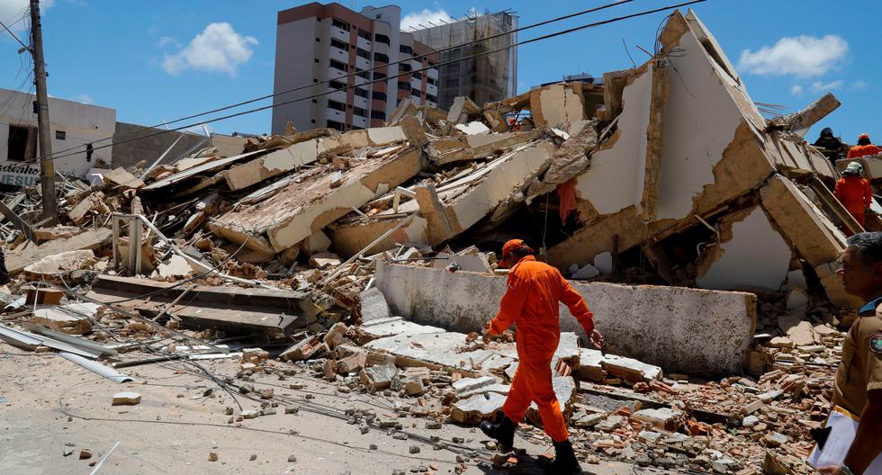 Los escombros tras el derrumbe de un edificio residencial de siete pisos en Fortaleza (Brasil). (EFE/ Jarbas Oliveira).