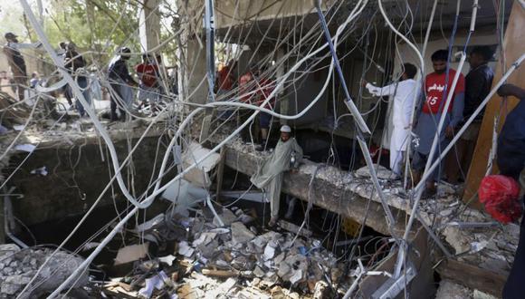 Los equipos de rescate inspeccionan el lugar de una explosión de gas en Karachi, Pakistán. (Foto: AP / Fareed Khan)