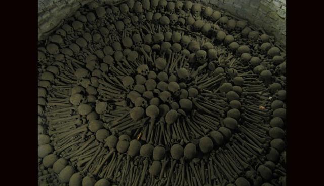 Catacumbas de Lima. Debajo de las capillas de la iglesia de San Francisco, se encuentran estas famosas criptas que se emplearon hasta 1821.  Cráneos, fémures, tibias y peronés por todos lados es lo que encontrarás en este laberinto de pasadizos oscuros y con olor a humedad. (Foto: Bill Herndon / Flickr bajo licencia de Creative Commons)