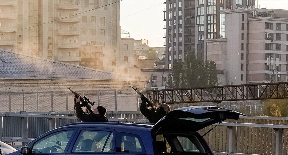 Policías disparan a los drones rusos que atacan Kiev. Hoy, 17 de octubre del 2022. REUTERS