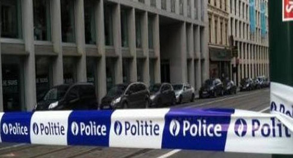 La policía inspecciona el edificio del diario Le Soir.