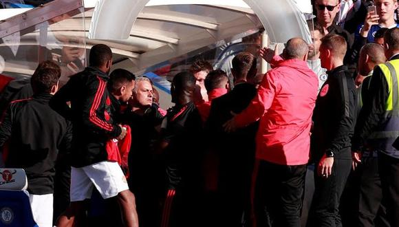 José Mourinho abordó a un asistente del Chelsea luego del empate de los 'Blues' en el último minuto del encuentro. El portugués fue provocado luego del segundo gol del cuadro local (Foto: agencias)