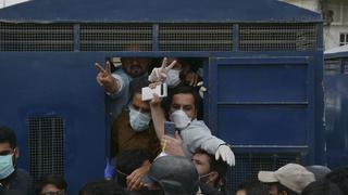 Pakistán: detienen a médicos que pedían material de protección contra el coronavirus | FOTOS