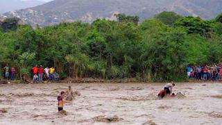 Venezolanos arriesgan sus vidas para cruzar hacia Colombia a través del río Táchira