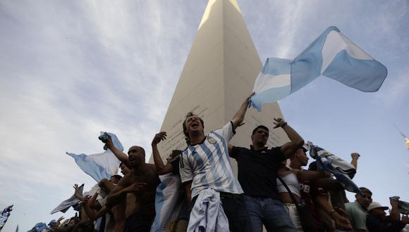 Los fanáticos de Argentina celebran la victoria de su equipo después del partido de fútbol semifinal de la Copa Mundial de Qatar 2022 entre Croacia y Argentina en el Obelisco de Buenos Aires.