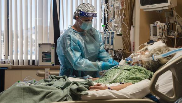 Una enfermera atiende a una paciente de coronavirus Covid-19 en la Unidad de Cuidados Intensivos del Centro Médico Providence St. Mary en Apple Valley, California, Estados Unidos. (Foto de Ariana Drehsler / AFP).