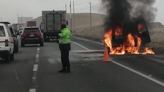Cañete: dos personas salvan de morir tras incendiarse vehículo en el que viajaban | VIDEO