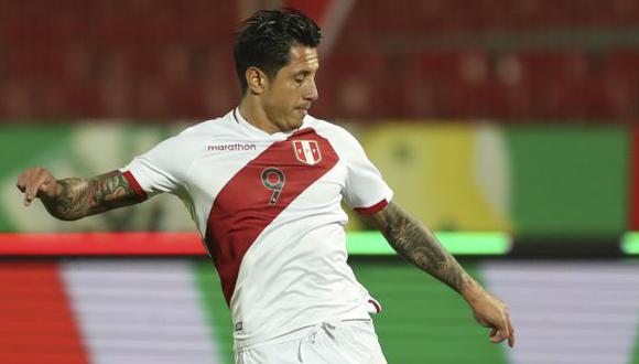 Gianluca Lapadula jugó poco más de media hora en el partido ante Chile en Santiago. (Foto: AFP)