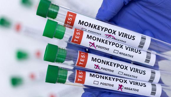 Los tubos de ensayo etiquetados como "virus de la viruela del mono positivo y negativo" se ven en esta ilustración.