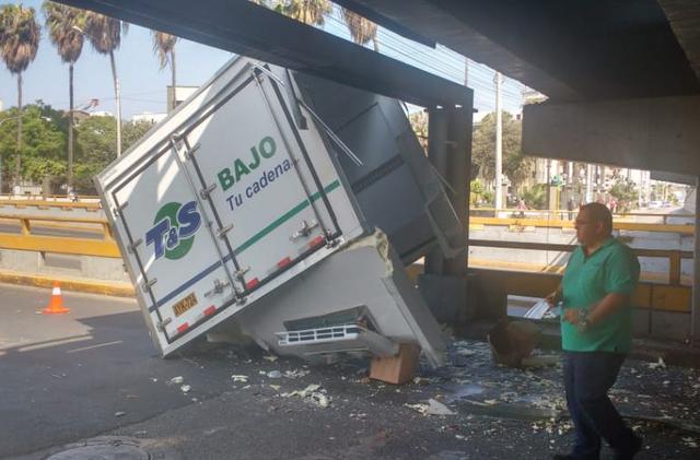 Un camión frigorífico quedó partido por la mitad tras intentar pasar por el puente peatonal ubicado entre las avenidas Brasil y La Marina, en Pueblo Libre. (Foto: Gustavo Muñoz)