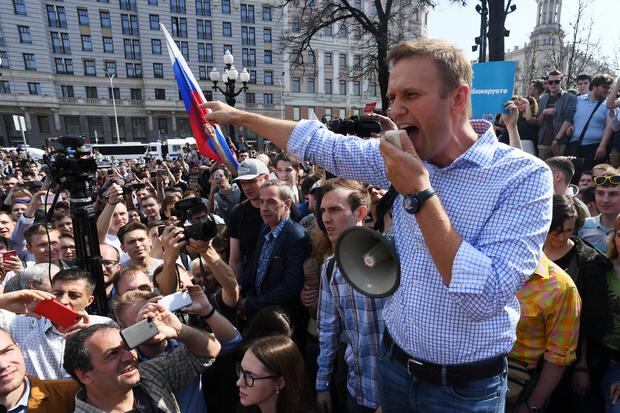 Alexei Navalny addresses his supporters during an unauthorized anti-Putin rally on May 5, 2018 in Moscow.  (Photo by Kirill KUDRYAVTSEV / AFP).
