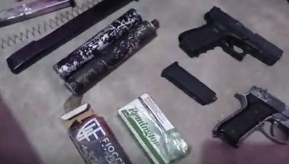 Parte del armamento que la Policía pudo decomisar a los presuntos miembros de la banda criminal capturada en Puente Piedra | Foto: Captura de video / PNP