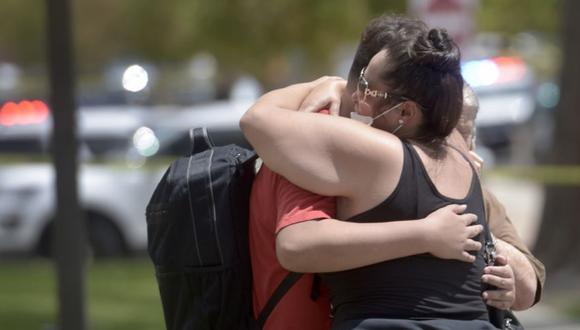 Un miembro de la familia abraza a un estudiante después de un tiroteo fatal en Washington Middle School en Albuquerque. (Foto: Robert Browman / The Albuquerque Journal vía AP).
