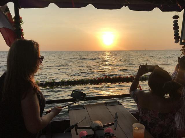 El restaurante navega todos los fines de semana por la costa chorrillana.