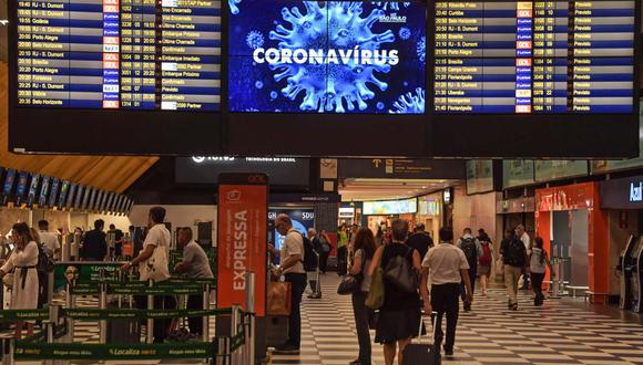 A warning on the new coronavirus, COVID-19, is displayed on a screen at Congonhas Airport, in Sao Paulo, Brazil, on March 12, 2020. (Photo by NELSON ALMEIDA / AFP)