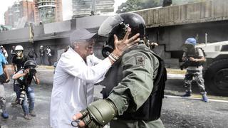 Venezuela: Médico abraza a militar y es reprimido de la peor forma [FOTOS]