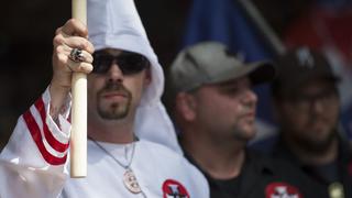 [FOTOS] Ku Klux Klan marcha en una tranquila ciudad universitaria de EE.UU.