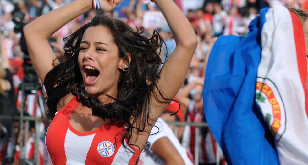 La modelo paraguaya Larissa Riquelme celebra un gol de su selección En Sudáfrica 2010.