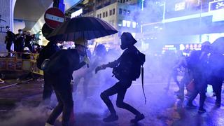 Gases, balas de goma y piedras marcaron otra jornada de protestas en Hong Kong