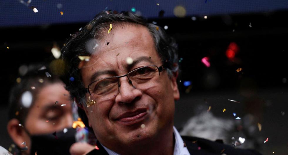 El senador colombiano y líder opositor Gustavo Petro sonríe tras inscribirse como candidato presidencial de su partido político para las elecciones presidenciales de Colombia. (Juan Pablo Pino / AFP).