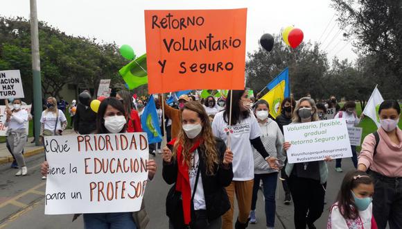 Marcha de padres que piden el retorno de sus hijos a clases escolares en la modalidad presencial. (Foto: Yasmin Rosas Angulo @letraimprenta)