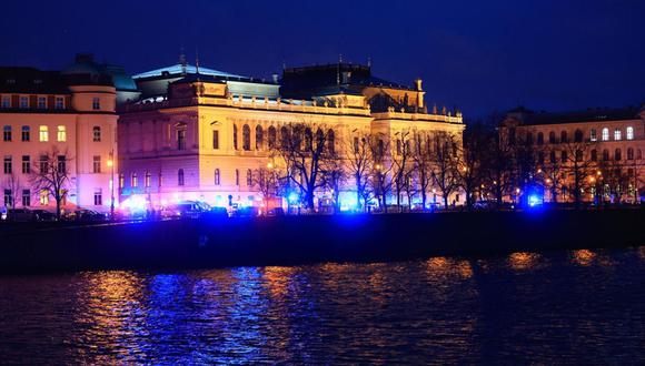 Las luces de los vehículos del servicio de emergencia iluminan la escena de un tiroteo en la Universidad Carolina, en el centro de Praga, el 21 de diciembre de 2023. Según la policía checa, varias personas murieron y "docenas" resultaron heridas en un incidente ocurrido en la capital de la República Checa | Foto: EFE/EPA/MARTIN DIVISEK