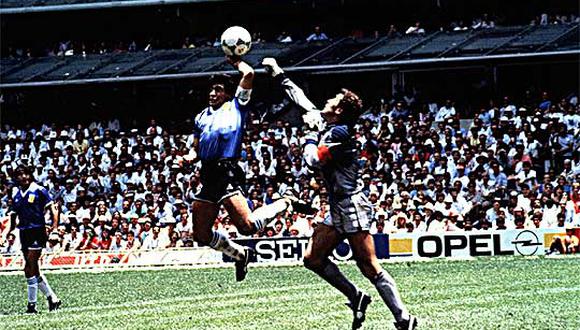 Un 22 de junio de 1986, Diego Maradona hace un gol con la mano contra la selección de Inglaterra en el mundial de México 86. (Reuters).