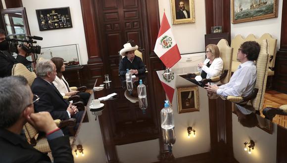 Castillo se reunió el martes con cinco periodistas en Palacio de Gobierno. (Foto: Presidencia)