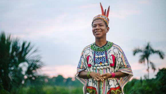 A sus 27 años, se ha convertido en un difusor de los íkaros tanto en actividades sociales como en las aulas de primaria en las que enseña a revalorar su cultura a través de la Educación Intercultural Bilingüe (EIB) | Foto: Pronabec