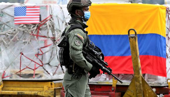 Un militar colombiano hace guardia junto a las 3,5 millones de dosis de vacunas contra el coronavirus COVID-19 donadas por el gobierno de Estados Unidos. (Foto de Leonardo Muñoz / AFP).