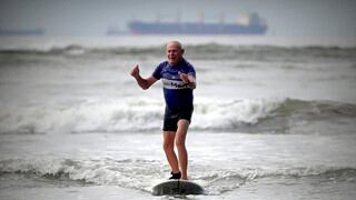 Los "abuelos" del surf en Brasil, en la cresta de la vida con más de 50 años