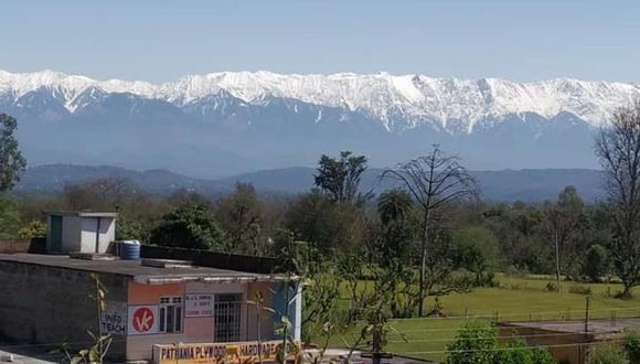 La cadena de montañas del Himalaya se aprecia a una distancia de 230 kilómetros gracias al confinamiento en la India por el coronavirus. (Foto: Twitter @abbu_pandit).