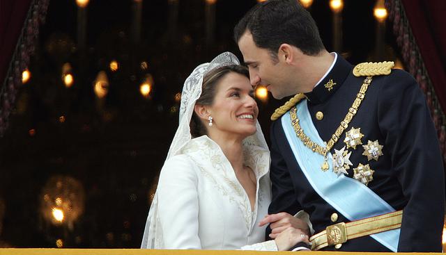 La boda real entre el entonces príncipe Felipe de Borbón y Letizia Ortiz se celebró en la catedral de la Almudena de Madrid el 22 de mayo de 2004. (AFP)