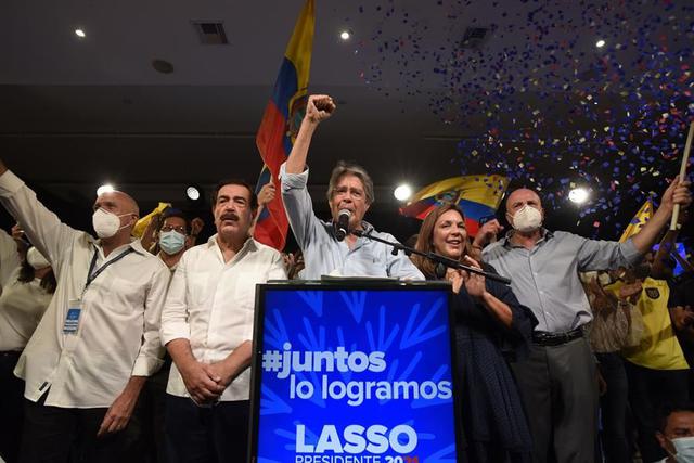 Elecciones Ecuador 2021: Guillermo Lasso pronuncia un discurso en Quito tras su triunfo sobre Andrés Arauz. (Foto: EFE/ Santiago Fernández).