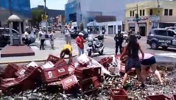 Un camión con cientos de cajas se cerveza se volcó en la avenida Sáenz Peña, en el Callao. (Foto: Prensa Chalaca)