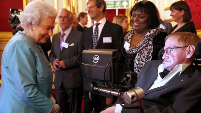 En esta foto de archivo del 29 de mayo de 2014, la reina Isabel II de Inglaterra se encuentra con Stephen Hawking, durante una recepción en las Salas de Estado, en el Palacio de St James, en Londres. (Foto: AP)