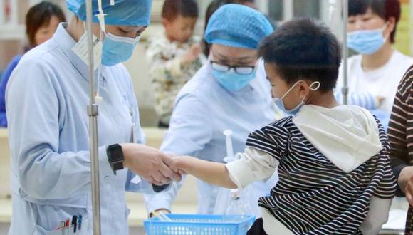 Una enfermera cuida a un niño en un hospital de Yangzhou, en la provincia de Jiangsu, en el este de China, durante el Día Internacional de la Enfermera. (Foto: de STR / AFP /China OUT).