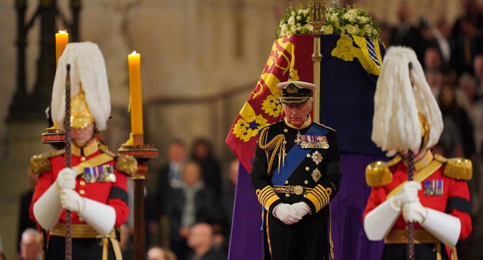 El Rey Carlos III de Gran Bretaña asiste a una vigilia alrededor del ataúd de la Reina Isabel II, envuelto en el Estandarte Real con la Corona del Estado Imperial y el orbe y el cetro del Soberano, yaciendo en el catafalco en Westminster Hall. (DOMINIC LIPINSKI / POOL / AFP).