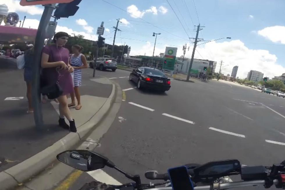 Video de YouTube fue registrado gracias a la cámara instalada en el casco del motociclista. (Foto: Captura)