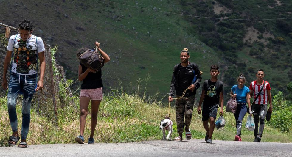 Un grupo de migrantes venezolanos camina por la carretera entre San Cristóbal y la ciudad fronteriza de San Antonio del Táchira para cruzar la frontera con Colombia y continuar su viaje hacia Estados Unidos. (YURI CORTEZ / AFP).