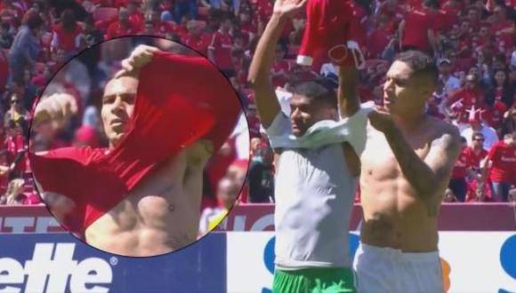 El forzado cambio de camiseta de Paolo Guerrero y Marcio Araujo. (Foto: ESPN)