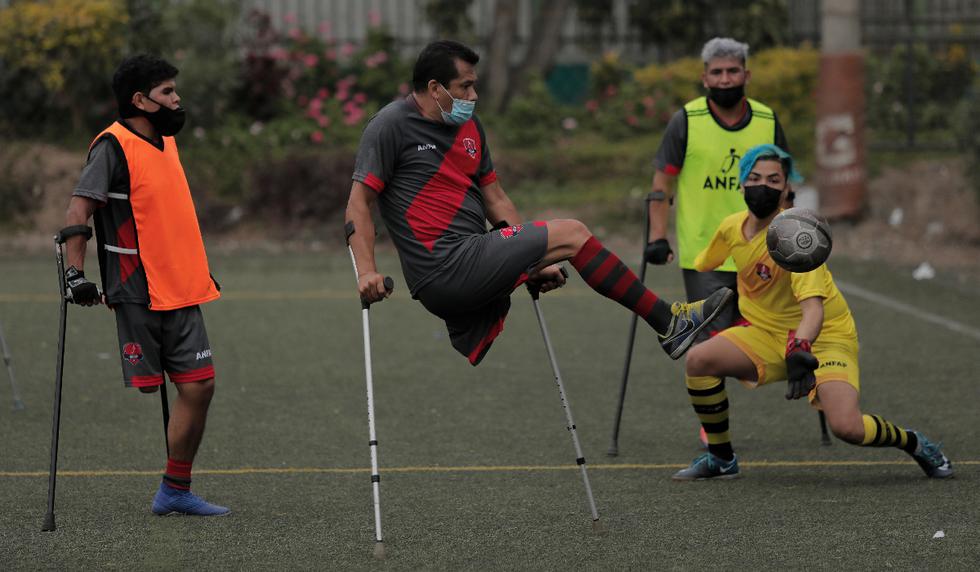 Hace aproximadamente 3 años se iniciaron los entrenamientos exclusivamente con personas con algún tipo de amputación ya sea miembro inferior (jugadores de campo) y miembro superior (arqueros). Hoy, luego de múltiples esfuerzos y autogestiones se ha conformado la primera preselección nacional. Foto: Leandro Britto / @photo.gec